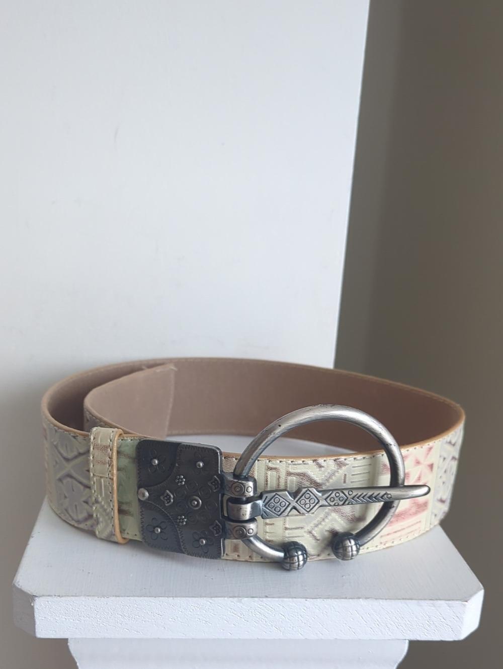 Embossed Cream Wide Belt with Decorative Silver Ring Buckle 34L End To End NWOT